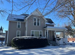 233 S Locust St, Genoa, IL 60135