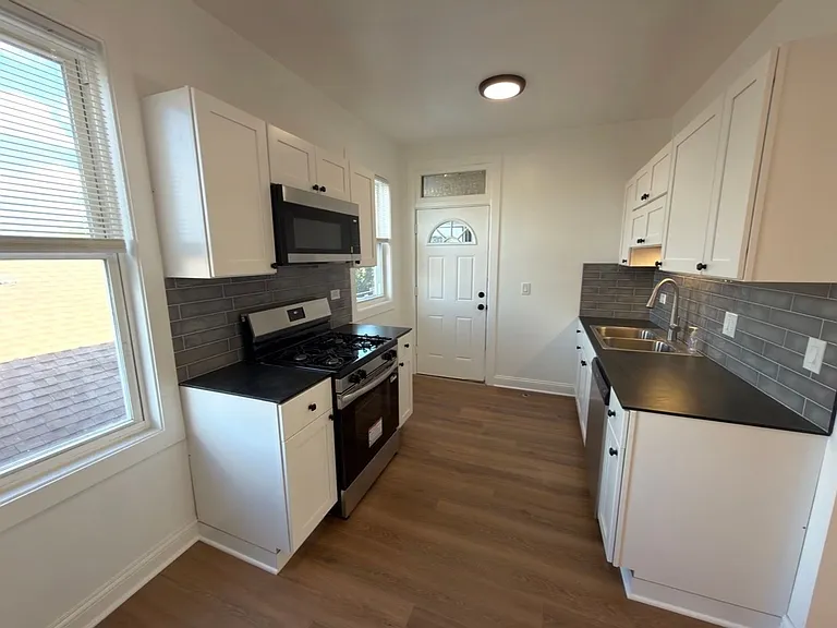 4824 W Addison St — Photo 35