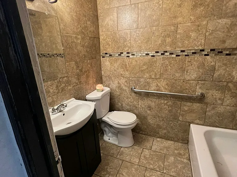 399 E Cliveden St #B — Photo 7