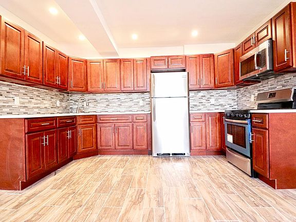4th image of 940 Tilden St #1