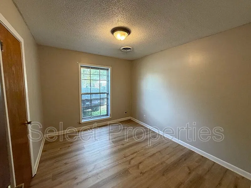3 bed, 1.0 bath, 1053 sqft, $1,250 — Photo 4