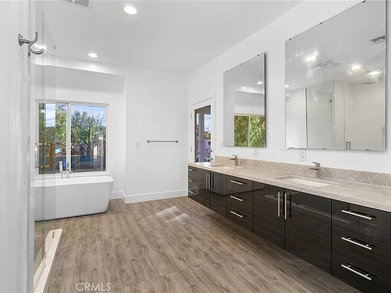 22904 Calvert St — Photo 29