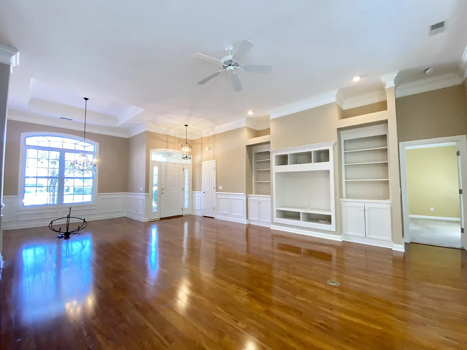3 bed, 2.0 bath, 1900 sqft, $2,995 — Photo 3