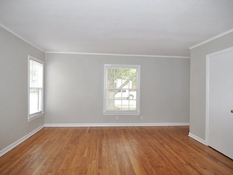2724 Wayside Ave — Photo 3