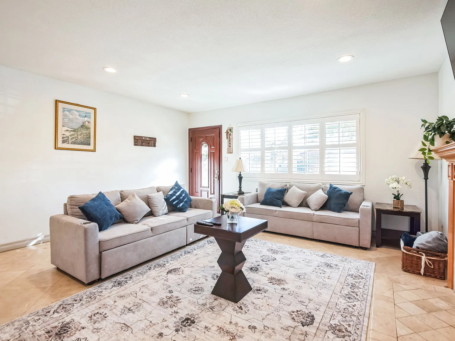 1531 W Trenton Pl — Photo 2