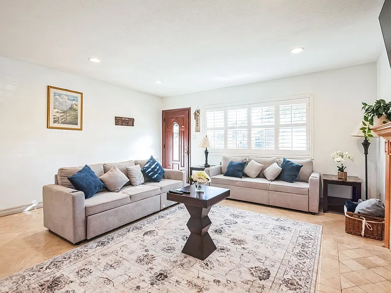 1531 W Trenton Pl — Photo 2