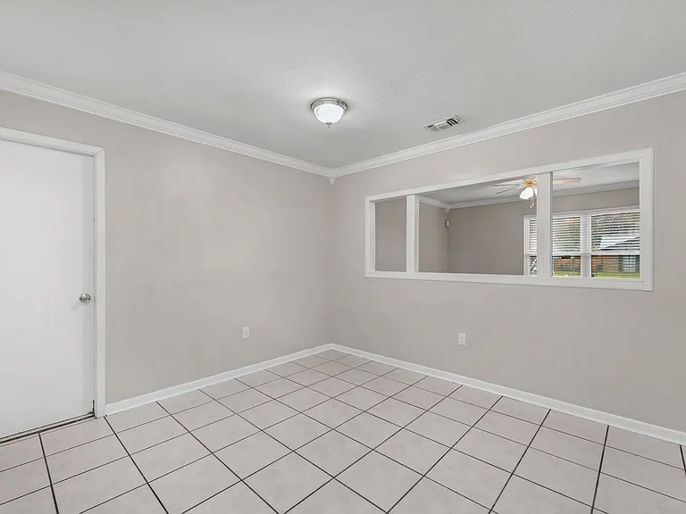 823 Meadow Ln — Photo 7