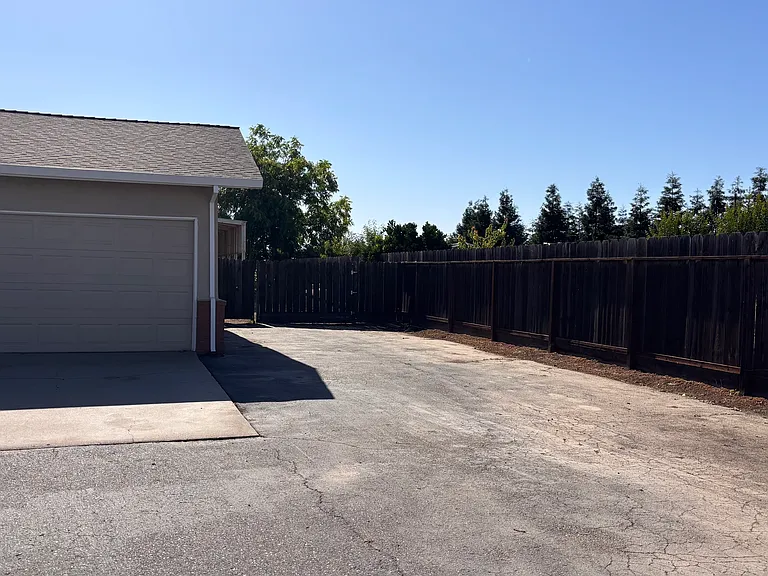 10449 Pioneer Ave — Photo 3