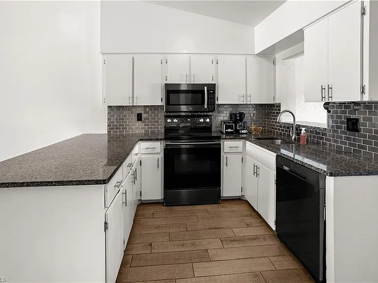 17370 W Carnegie Cir #370 — Photo 6