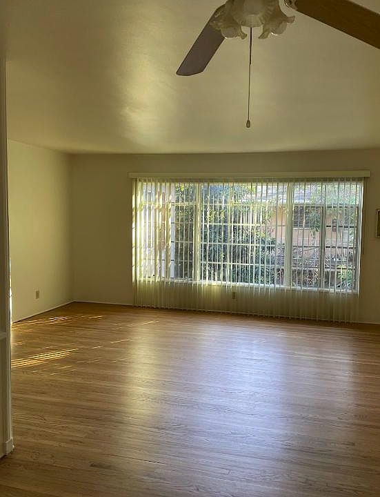 1st image of 5840 Woodman Ave #1
