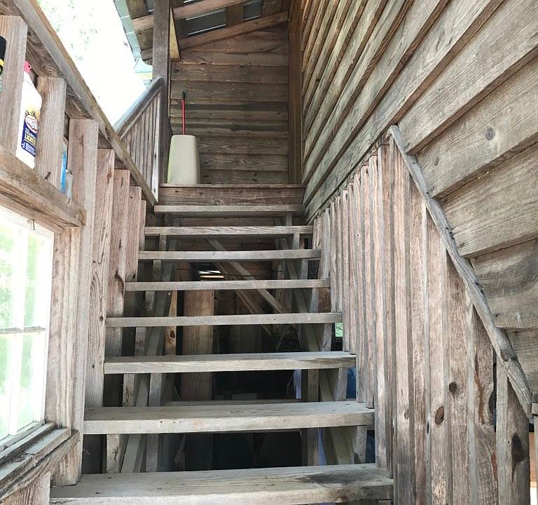 Stairwell to apartment