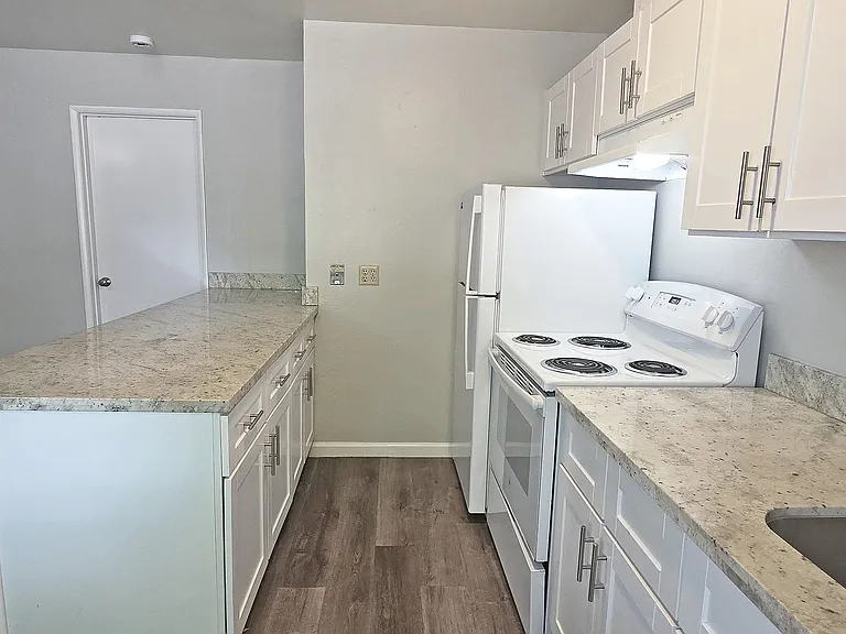 3250 Wright St — Photo 5