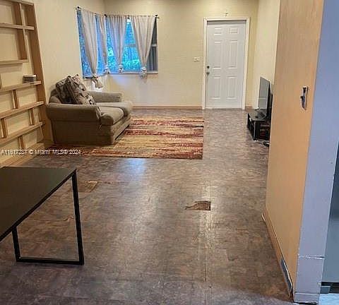 5th image of 905 NE 129th St