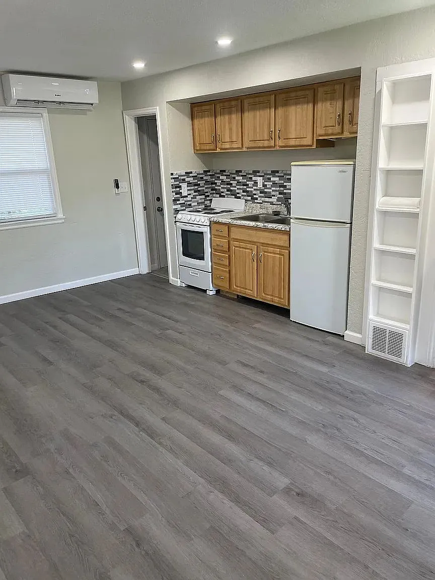 400 W North St — Photo 2