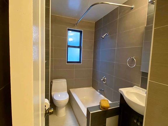 4th image of 2317 28th Ave APT 3R