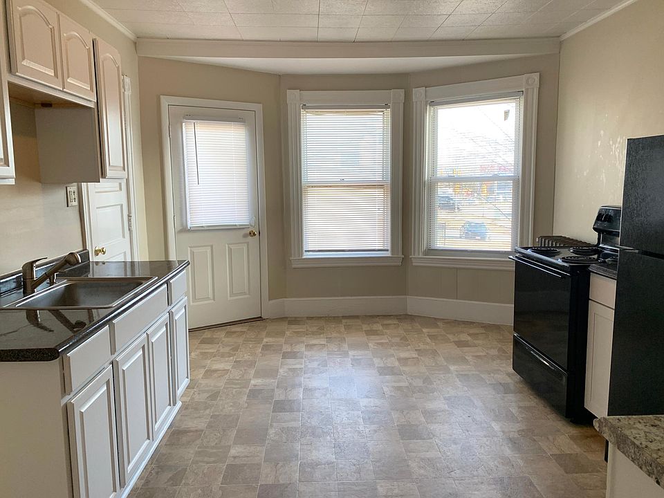 Kitchen / Dining Area