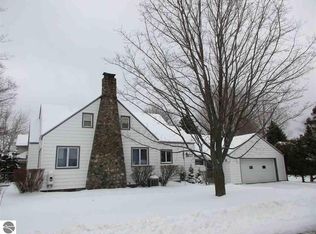 302 9th St, Frankfort, MI 49635