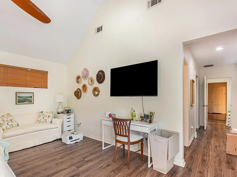 4220 Lovers Ln — Photo 17