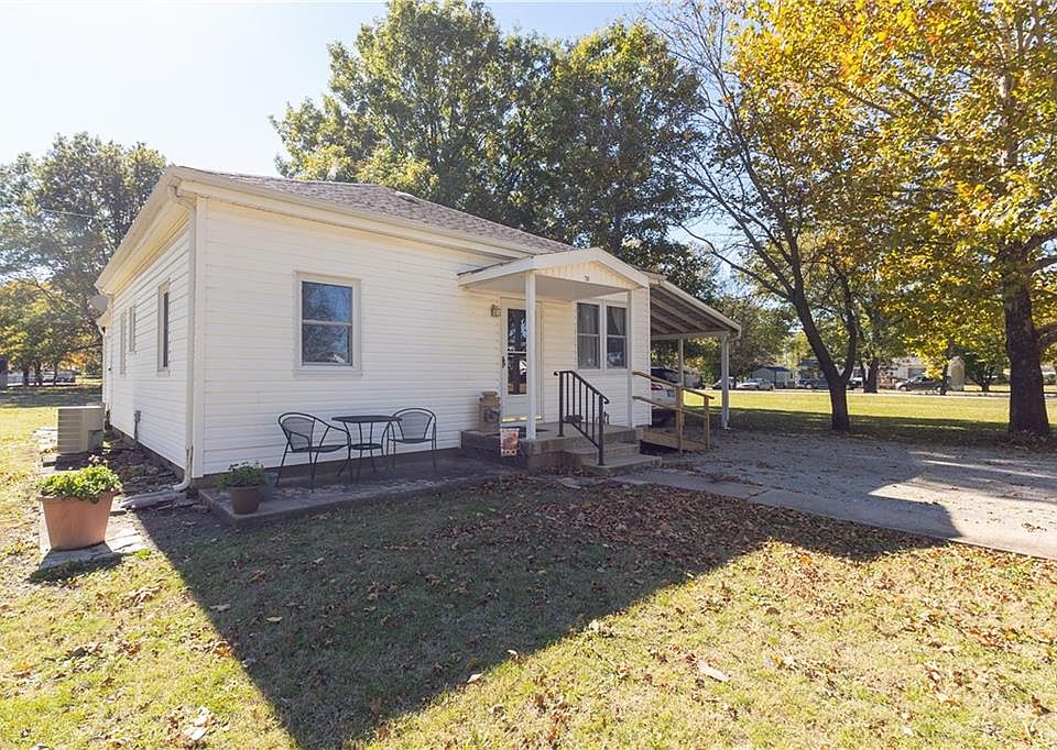 1st image of 729 W 3rd St