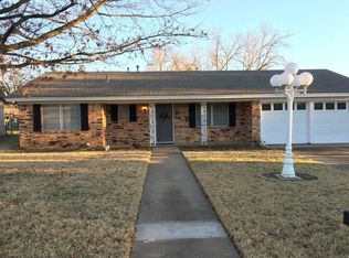 1301 Hemphill Dr, Cleburne, TX 76033