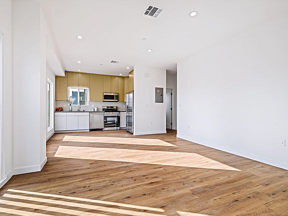 4th image of 520 N Saint Andrews Pl #2