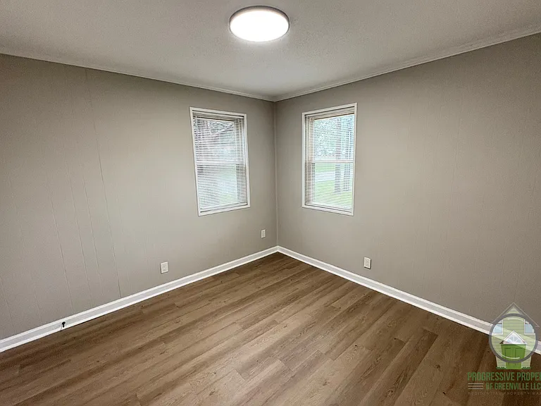 Maple Court Apartments — Photo 15