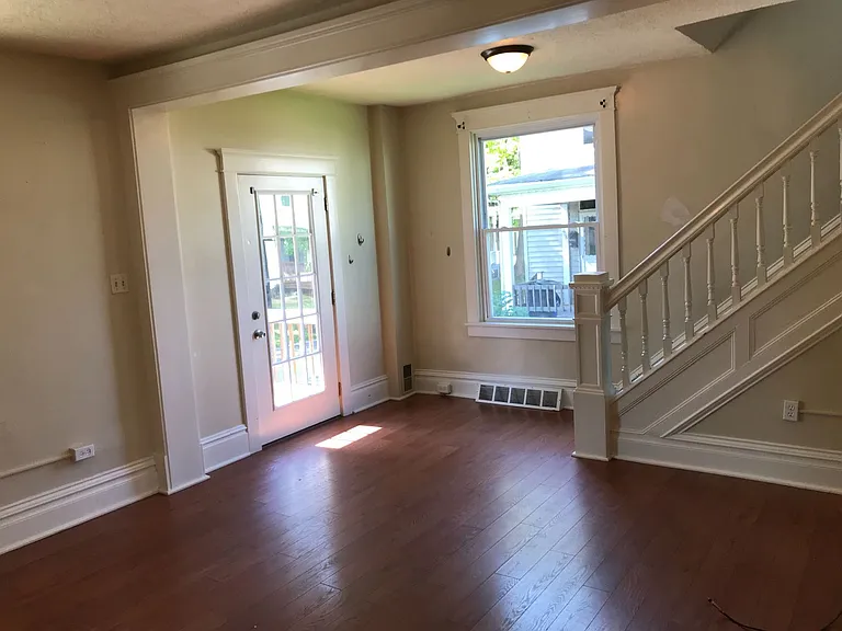 208 E Walnut St — Photo 7