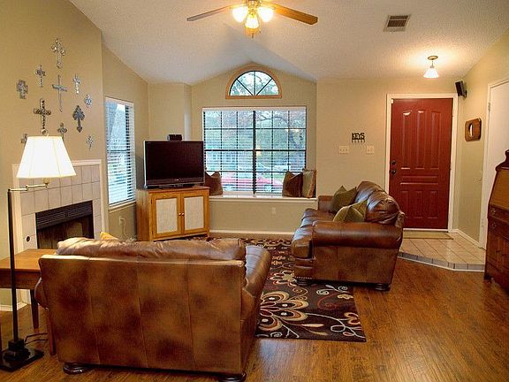 3rd image of 10400 Sentenal Dr