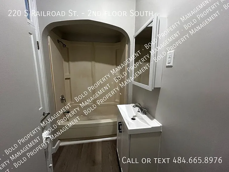220 S Railroad St #2 — Photo 8