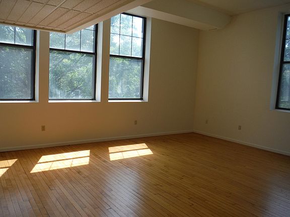 2nd image of 425 Glen St