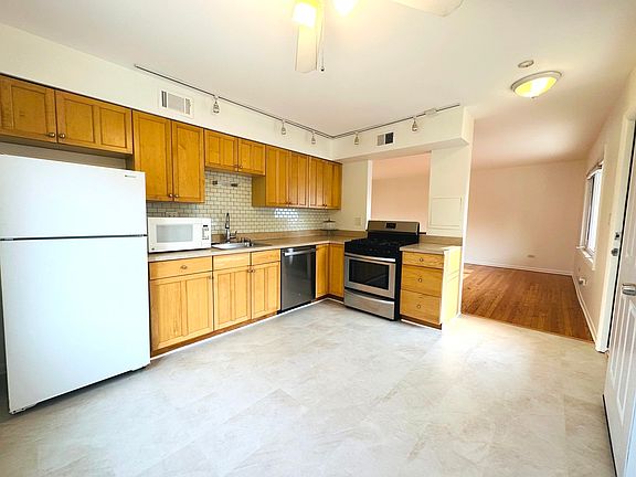 3rd image of 2716 W Montrose Ave #3