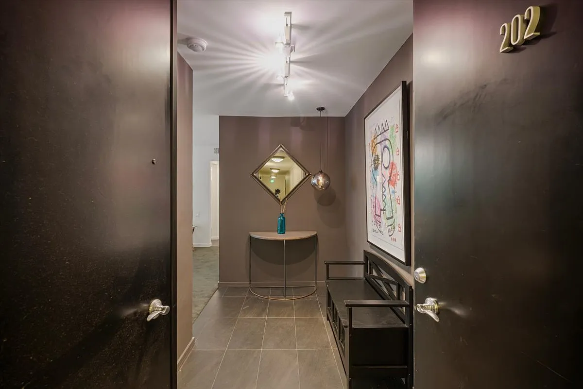 1 bed, 1.5 bath, 1098 sqft, $4,400 — Photo 2