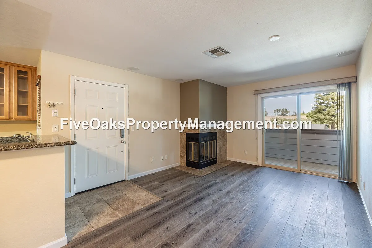 2 bed, 825 sqft, $1,595 — Photo 3