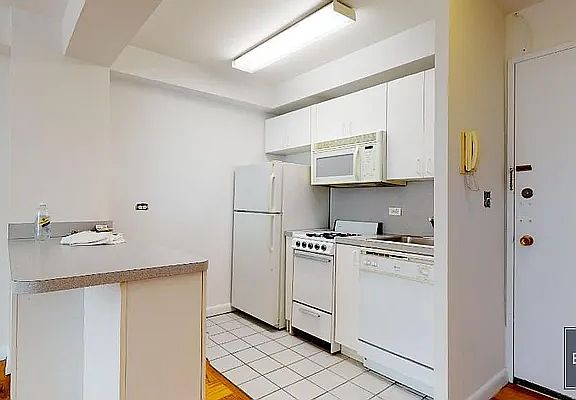 3rd image of 1470 1st Ave APT 2A