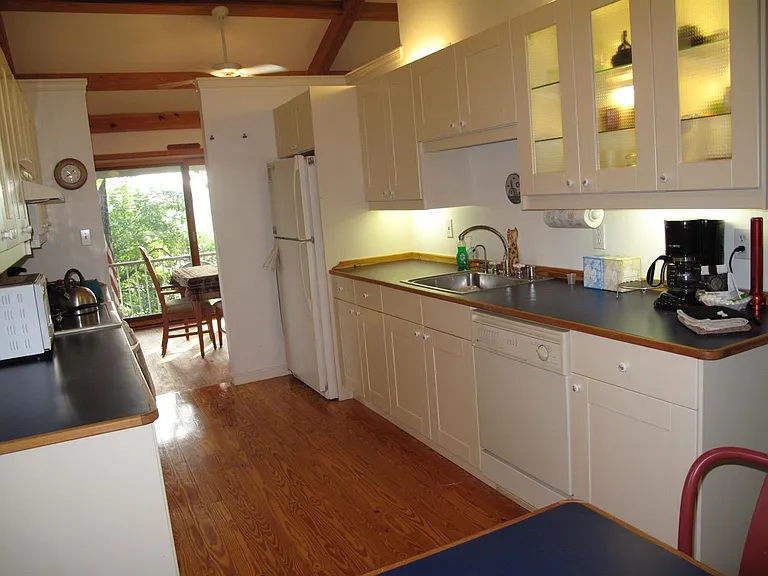 402 Forest Beach Rd — Photo 10
