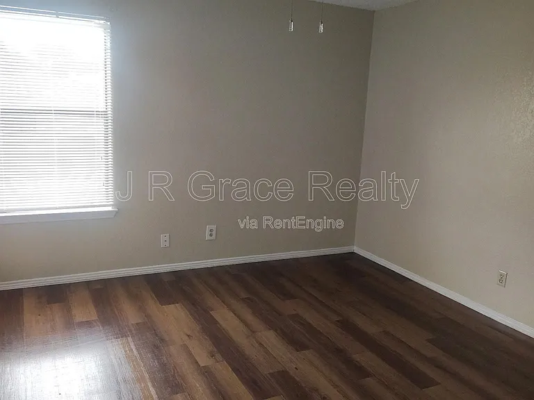 5947 Shadydell Dr — Photo 3