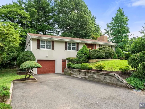 17 Broad Ave, Paramus, NJ 07652