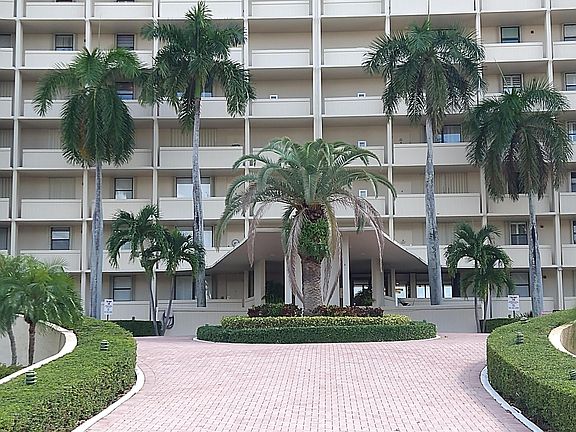 2nd image of 136 Lakeshore Drive #210