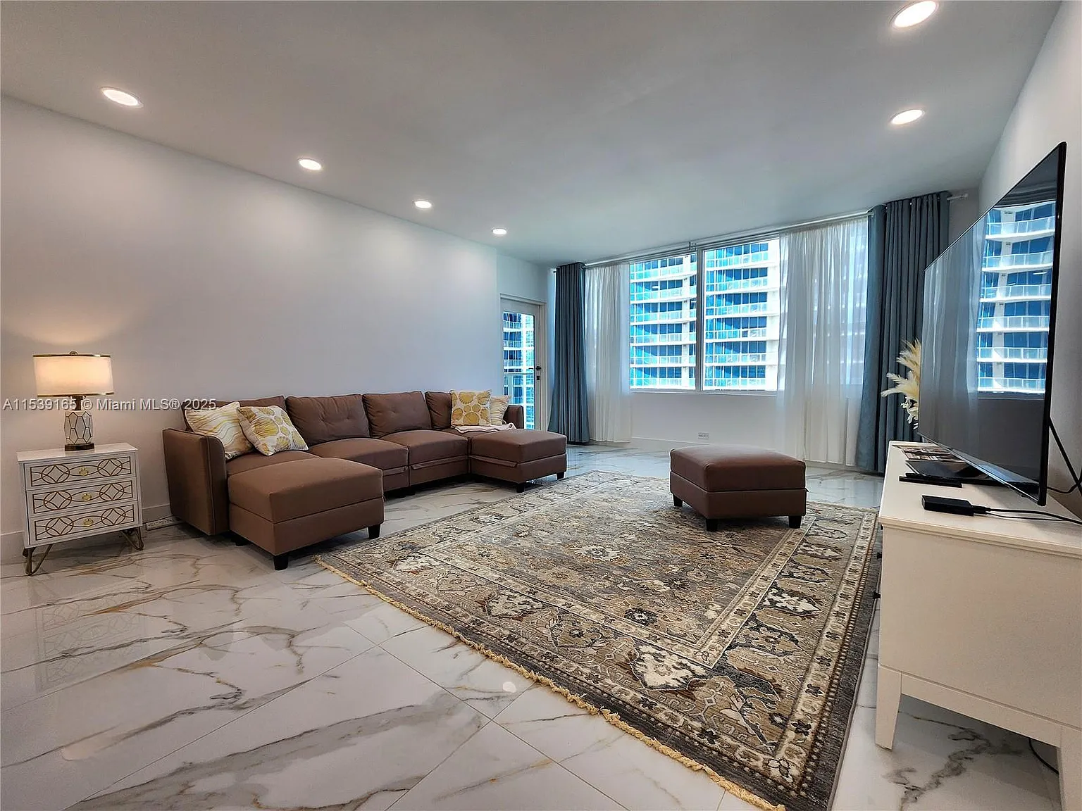 Alexander Towers Condo — Photo 4