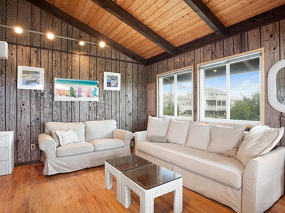 3rd image of 4 Cove Ln