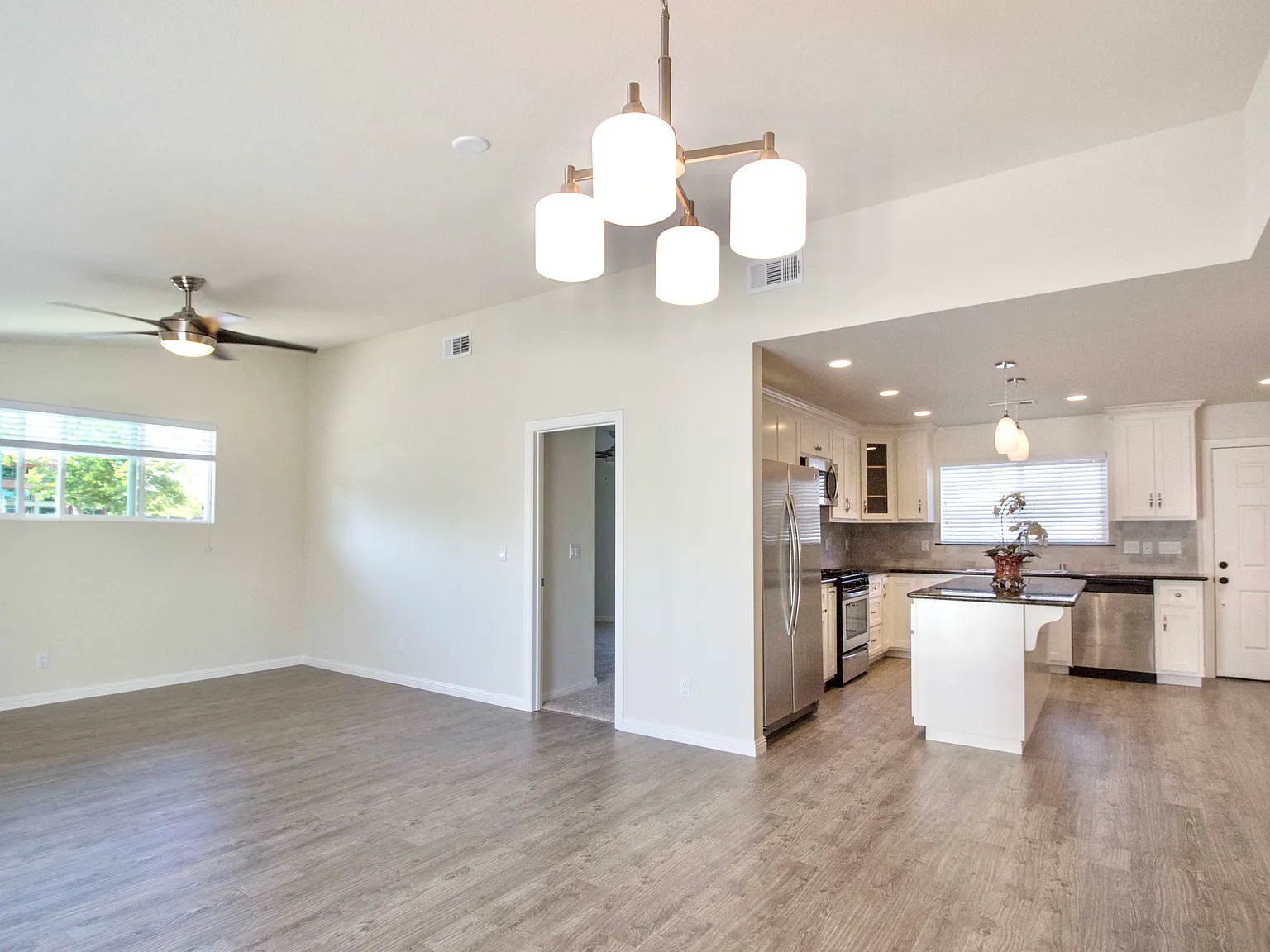 1 bed, 840 sqft, $2,595 — Photo 2