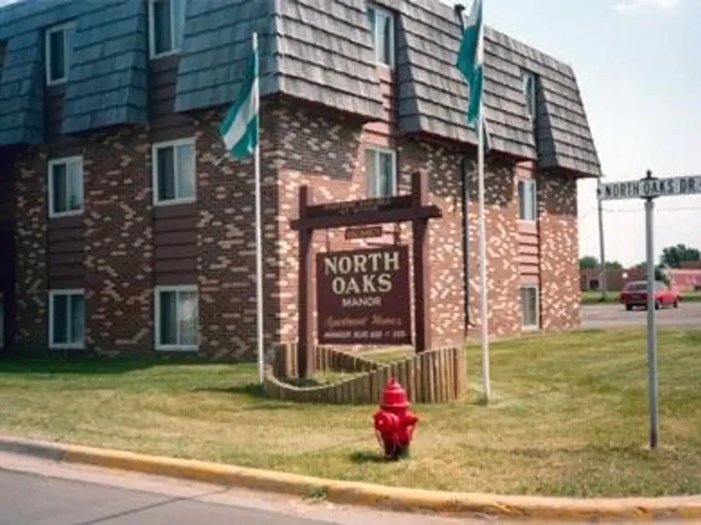 North Oaks Manor — Photo 1