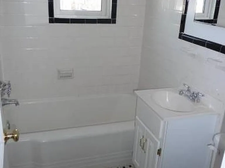 319 12th St NE #6 — Photo 5