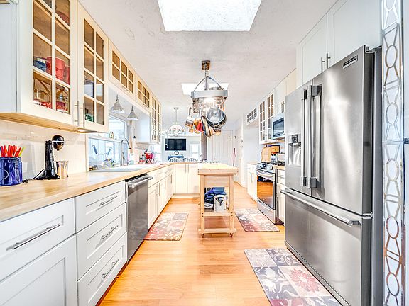 5th image of 155 NW Friar Street