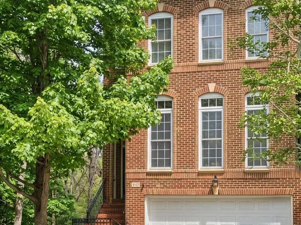 7046 Mundy Point Ct, Fort Belvoir, VA 22060