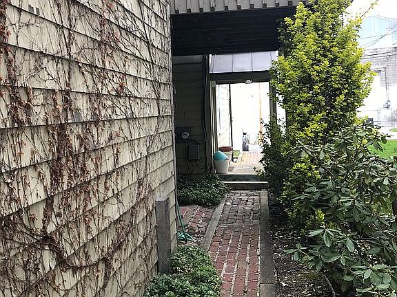 Side entrance to either fls