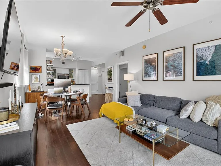 225 NE 1st St #301 — Photo 9