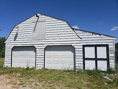 2.5 Car Garage with Workshop