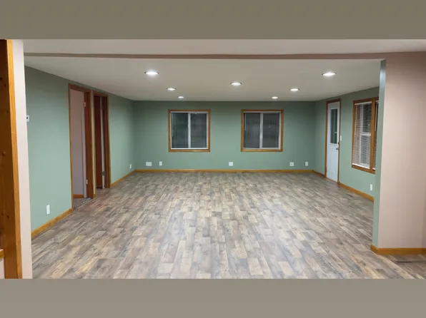 920 Franklin St, Center Point, IA 52213