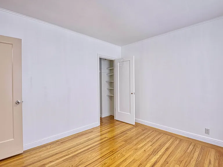 1676 Cayuga Ave — Photo 12
